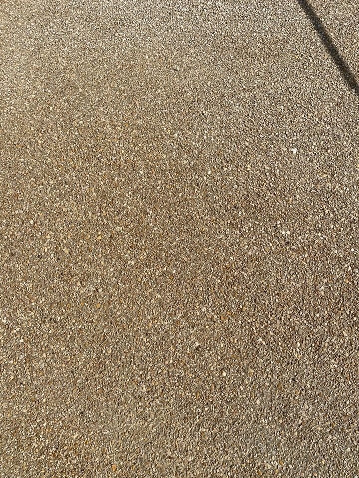 Un gros plan d'une surface en béton avec beaucoup de petites pierres dessus.